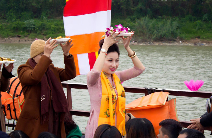 Khởi nghiệp từ kinh doanh bất động sản, ở Thái Bình, vợ chồng bà Dương, ông Đường được gọi là đại gia, nổi tiếng chịu chơi và chịu chi. Gia đình này nhiều lần "nổi đình nổi đám" trên mạng xã hội khi tổ chức những bữa tiệc sinh nhật xa hoa.