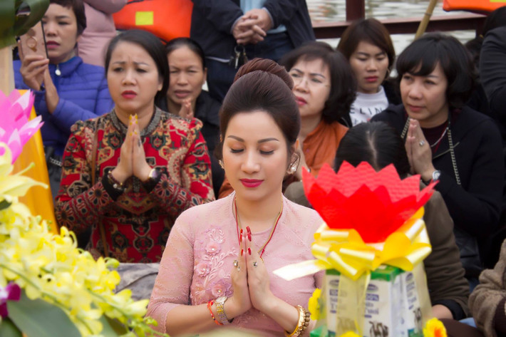 Khi phụ xe Anh tới nhà, bà Dương cùng người của mình đã nhốt và đánh vỡ xương hàm, dập mũi người này. Kết quả giám định thương tật cho thấy, anh Trịnh Ngọc Anh bị thương tích 14%.