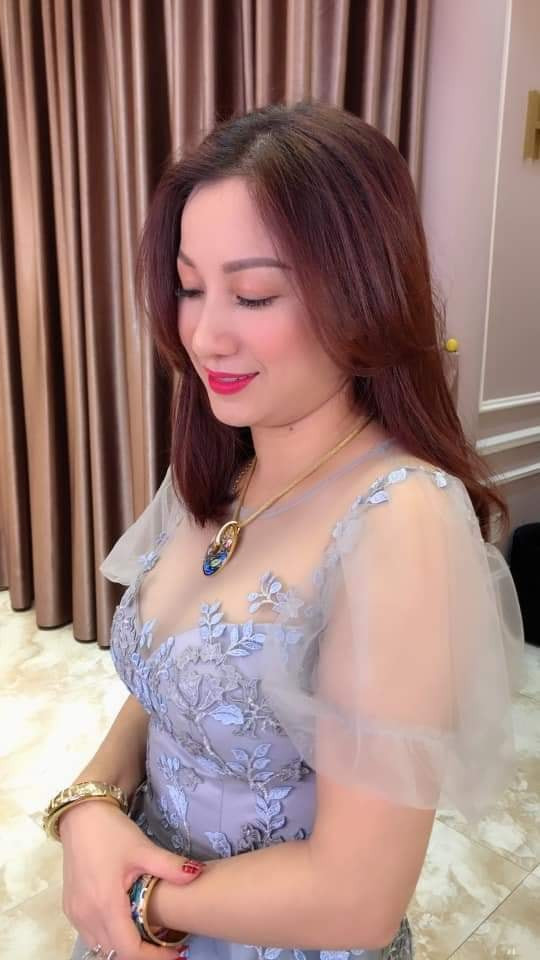Trong một bữa tiệc sinh nhật, vợ chồng bà Nguyễn Thị Dương đã mời hàng chục nghệ sĩ về góp mặt, đưa lên Facebook cá nhân. Còn ở lễ kỷ niệm 10 năm ngày cưới, ông bà chi hàng trăm triệu mời ca sĩ nổi tiếng về hát…