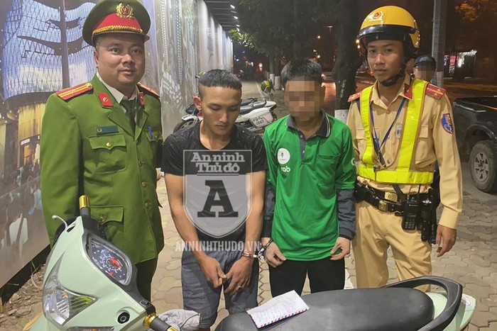 Khi vào khu vực chốt 141, đối tượng ngồi phía sau xe máy đã tỏ thái độ lạ, khi người này cố tình tách xa, lén đi ra chỗ gốc cây khuất sáng. Nhận thấy dấu hiệu bất thường, các trinh sát đã nhanh chóng áp sát, kiểm tra thì phát hiện nam thanh niên này giắt một bọc nilon ở cạp quần trong. Ở bọc này, có một gói nilon đựng chất bột màu trắng, nghi là ma túy, cùng rất nhiều nilon cỡ nhỏ khác (không đựng gì).