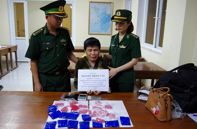 Do nghiện ma túy lâu năm, sau khi bị bắt người phụ nữ này lên cơn co giật, liên tục khóc lóc van xin lực lượng chức năng. Bước đầu, Vân khai được một người lạ sống ở Viêng Chăn (Lào) thuê vận chuyển số ma túy trên về Việt Nam. Nếu trót lọt, "nữ quái" này sẽ được trả công 30 triệu đồng.