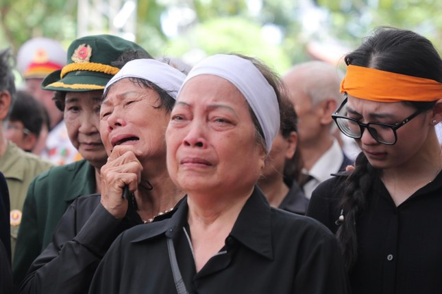 Đẫm nước mắt trong giờ phút tiễn biệt Đồng chí Tổng Bí thư trọn đời vì nước, vì dân. (Ảnh Tiền Phong).