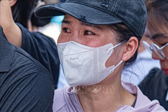 Người dân xúc động tiễn đưa Tổng Bí thư Nguyễn Phú Trọng. (Ảnh: TTXVN).