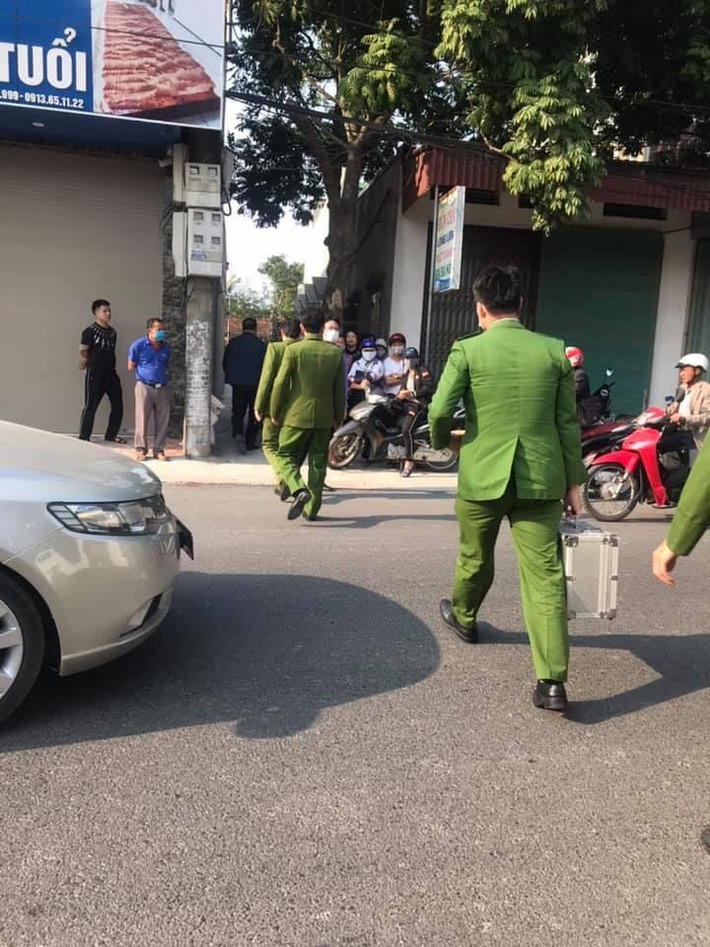Nhận được tin báo, Công an tỉnh Hà Nam đã phối hợp với Công an huyện Lý Nhân phong tỏa hiện trường, khám nghiệm tử thi.