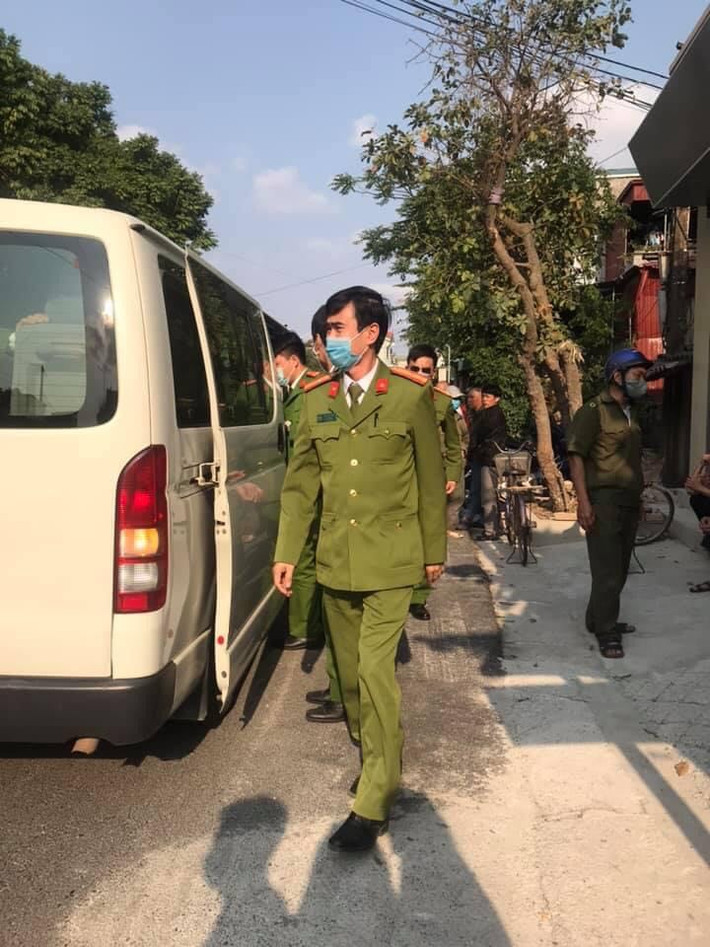 Trước đó, vào chiều cùng ngày, người dân tại thôn Mai Xá, thị trấn Vĩnh Trụ, huyện Lý Nhân bàng hoàng phát hiện thi thể nữ sinh lớp 10 tại một nhà dân.