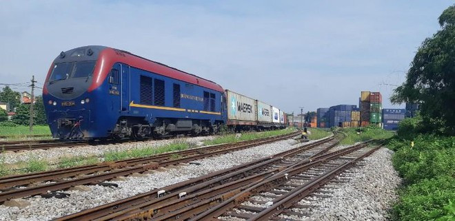 Những năm tháng khoác tấm áo cơ động, Bửu đã để lại nhiều ấn tượng tốt. Còn nhớ, những năm đầu thập niên 90, trên địa bàn luôn xảy ra tình trạng trộm cắp đường xe lửa gây nguy hiểm cho những chuyến tàu. Thấy trộm cắp hoành hành, hoạt động vào những đêm khuya, Bửu không ngại gian khổ, quyết tâm bắt bằng được bọn trộm. (Ảnh minh hoạ)