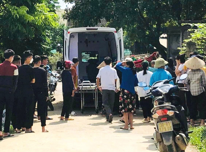 Nam sinh lớp 11 đâm bạn lớp 12 tử vong ở Hà Tĩnh: Ngày 11/10, do mâu thuẫn cá nhân, trong lúc chống đỡ màn đánh hội đồng của đàn anh lớp 12, nam sinh lớp 11 đã dùng dao mang sẵn đâm một nhát khiến 1 nam sinh lớp 12 tử vong. Gây án xong, đối tượng được gia đình vận động đến cơ quan Công an đầu thú. Bước đầu, xác định: Nguyễn Tiến Thuận (SN 2005) trú tại thôn Sâm Cồn, xã An Hòa Thịnh, huyện Hương Sơn (Hà Tĩnh) là học sinh lớp 12G, trường THPT Lý Chính Thắng, huyện Hương Sơn có mâu thuẫn từ trước với Phan Quang Minh (SN 2006) - học sinh lớp 11G cùng trường với Thuận.
