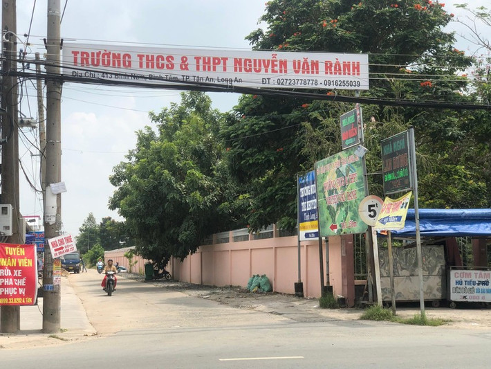 Nam sinh lớp 11 bị bạn đánh tử vong ở Long An: Theo bản tường trình của Chủ tịch Hội đồng Trường THCS & THPT Nguyễn Văn Rành – Phạm Thanh Hải, chiều 17/10, nhà trường nhận được thông tin từ một giáo viên là có học sinh bị đánh chấn thương được người nhà đưa vào Bệnh viện Đa khoa tỉnh Long An cấp cứu. Sau đó đại diện Ban giám hiệu nhà trường gọi điện thoại cho giáo viên thì được biết học sinh NBK, học lớp 11A1 bị một nhóm người ở bên ngoài đánh do mâu thuẫn với một học sinh lớp 10A1.