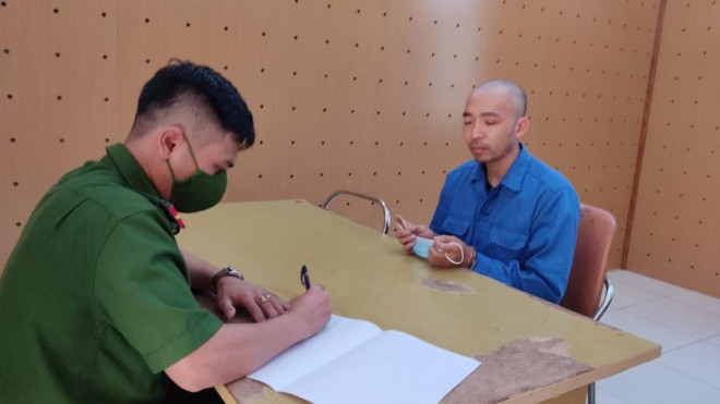 Nợ 3 tỷ, gã trai giả Công an lên mạng lừa tình, tiền cô gái trẻ: Cần tiền chi trả cho khoản nợ khoảng 3 tỷ đồng, Trần Minh Thiều (32 tuổi, ở quận Lê Chân, TP Hải Phòng) lên mạng Internet, đặt mua một bộ trang phục giả của lực lượng Cảnh sát nhân dân. Tiếp đó, anh ta chụp ảnh và sử dụng tấm ảnh mặc Cảnh phục làm ảnh đại diện trên Facebook để làm quen, tán tỉnh các cô gái trẻ. Bằng hình thức này, Thiều đã chiếm hơn 259 triệu đồng của 2 cô gái trẻ ở Hải Dương, không chỉ dừng lại ở việc chiếm đoạt tiền, Thiều còn lừa gạt cả tình cảm của hai nạn nhân. Ngày 22/9/2022, Thiều bị Công an huyện Nam Sách, Hải Dương khởi tố, bắt tạm giam.