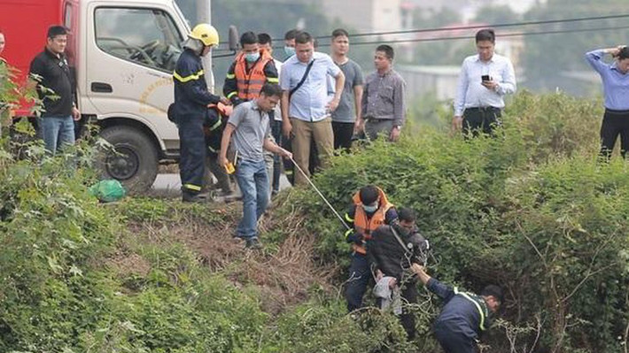 Sau đó, gã đẩy thi thể cháu H ra xa rồi quay lại lấy toàn bộ tài sản. Trên đường đi, Trung đem vứt chiếc cặp của H xuống dưới cống và tìm nơi tiêu thụ điện thoại và xe đạp điện. Xong việc, hai tên lưu manh chia nhau tiền, cùng sử dụng ma túy. Theo chỉ dẫn của Trung, Quân, lực lượng công an đã tiến hành rà soát, tìm kiếm thi thể cháu H. Hàng trăm cảnh sát đi dọc bờ và chèo chuyền dưới lòng sông không bỏ sót bất cứ điểm nghi ngờ nào. Rà soát gần 6km chiều dài sông Nhuệ, cuối cùng công an cũng tìm thấy thi thể nạn nhân trôi dạt ở địa phận xã Nguyễn Trãi (Thường Tín, Hà Nội).