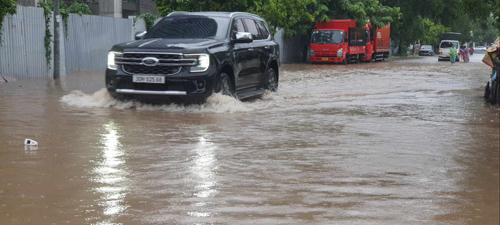 Nước ngập cao khiến các phương tiện lưu thông hết sức khó khăn.