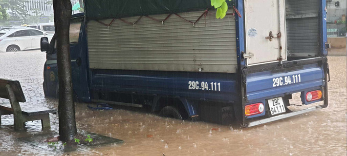 Theo Trung tâm Dự báo Khí tượng Thủy văn Quốc gia, hiện nay, khu vực nội thành Hà Nội đang có mưa vừa, mưa to đến rất to. Dự báo trong những giờ tới, khu vực nội thành Hà Nội và các vùng lân cận vẫn tiếp tục có mưa vừa đến mưa to với lượng mưa phổ biến trong khoảng từ 60-80mm, có nơi trên 100mm.