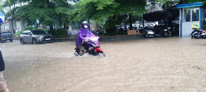 Cơn mưa khiến việc di chuyển, sinh hoạt của người dân bị ảnh hưởng.