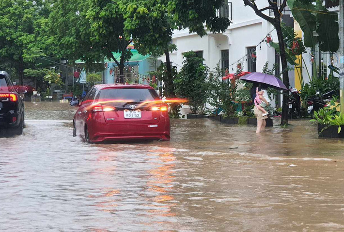 Người dân lội nước ngập.