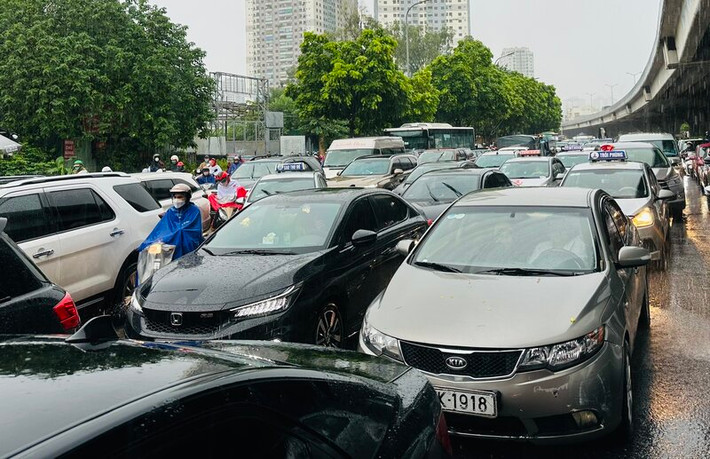 Cơn mưa khiến các tuyến đường ùn tắc nghiêm trọng, ô tô, xe máy đều trong tình trạng chôn chân một chỗ, 30 phút chưa đi nổi 100m.