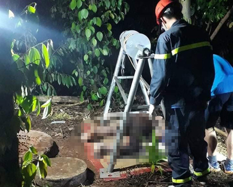 Kết quả khám nghiệm hiện trường, khám nghiệm tử thi, bước đầu cơ quan nhận định, nạn nhân bị hung thủ dùng vật tày cứng tấn công dẫn tới vỡ hộp sọ, sau đó ném xác xuống giếng để phi tang. Mở rộng hiện trường, công an phát hiện một đoạn cây bạch đàn có dính máu, vứt cách nơi phát hiện thi thể nạn nhân chừng gần 30m. Từ những dấu vết thu thập được tại hiện trường, cơ quan điều tra xác định đây là một vụ giết người đặc biệt nghiêm trọng. Lập tức hàng trăm đối tượng thuộc diện tình nghi được công an đưa vào "tầm ngắm" để sàng lọc. (Ảnh minh họa, nguồn Internet)