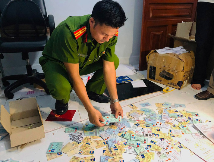 51 bị can làm giả tài liệu của cơ quan, tổ chức: Cơ quan CSĐT, Công an tỉnh Đắk Nông đã kết luận điều tra chuyển Viện Kiểm sát nhân dân cùng cấp đề nghị truy tố Nguyễn Văn Phương (SN 1996, trú tại xã Trung An, huyện Vũ Thư, tỉnh Thái Bình) cùng 50 bị can khác về tội làm giả tài liệu của cơ quan, tổ chức. Các đối tượng chuyên làm giả tài liệu của cơ quan, tổ chức, thu giữ nhiều tang vật liên quan, chủ yếu là giấy phép lái xe (GPLX) ô tô, mô tô, xe máy và các loại văn bằng, chứng chỉ....