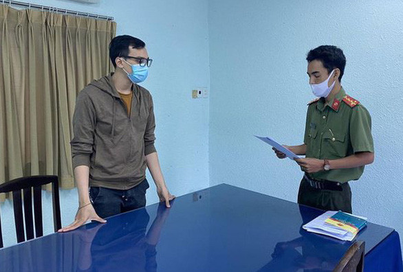 Tiếp viên hàng không đẹp trai làm lây lan COVID-19: Công an TP.HCM đã hoàn tất kết luận điều tra, đề nghị truy tố Dương Tấn Hậu, tiếp viên Hãng hàng không Vietnam Airlines về tội làm lây lan dịch bệnh truyền nhiễm nguy hiểm cho người.