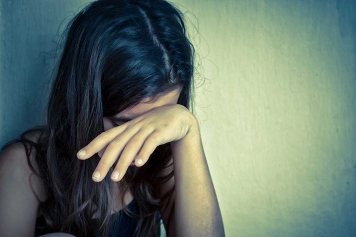 Người đàn ông nhiều lần dâm ô với nữ sinh lớp 6: Công an huyện Thống Nhất (Đồng Nai) vừa hoàn tất kết luận điều tra, đề nghị truy tố đối với Đặng Hữu Lợi (49 tuổi, ngụ xã Hưng Lộc, H.Thống Nhất) về tội dâm ô với người dưới 16 tuổi. Lợi dụng lúc ông T. đi mua rượu và trong nhà chỉ có cháu N. (sinh năm 2009) ở nhà, Lợi đã có hành vi dâm ô với cháu N. Khi phát hiện sự việc, mẹ cháu N. đã trình báo công an điều tra xử lý. Lợi khai nhận, đã nhiều lần thực hiện hành vi dâm ô đối với cháu N.