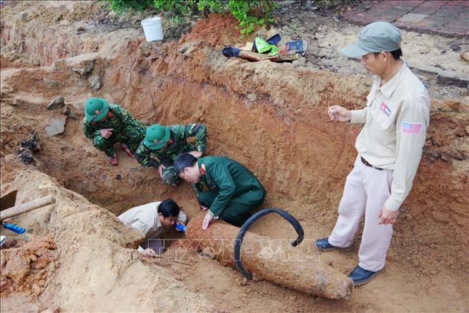 Xử lý thành công quả bom nặng hơn 220kg trong khu dân cư: Trong lúc thi công dự án nâng cấp tuyến đường Trần Hưng Đạo - Trần Phú tại thị trấn Hoàn Lão, Quảng Bình công nhân Công ty trách nhiệm hữu hạn tư vấn xây dựng Duy Thịnh phát hiện có một quả bom ở độ sâu gần 2m. Quả bom nặng 227kg, dài 1,54m, đường kính thân bom điểm lớn nhất là 274mm. Ngày 2/3, lực lượng chức năng Bộ Chỉ huy Quân sự tỉnh Quảng Bình đã hủy nổ thành công quả bom này. (Ảnh: TTXVN).