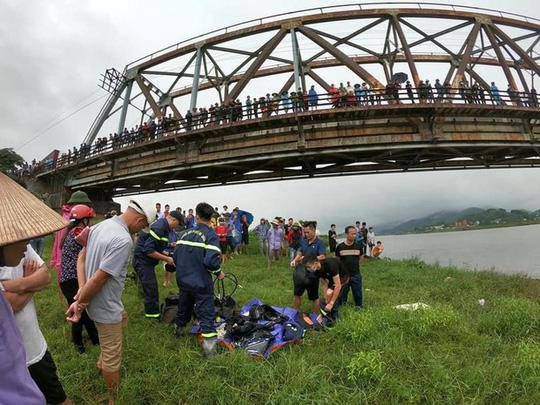 Phát hiện sự việc, anh Giáp Văn T. (SN 1998, trú tại xã Tam Dị, huyện Lục Nam) tài xế xe tải đang lưu thông cùng chiều đã dũng cảm lao mình xuống sông nhằm cứu cô gái trẻ. Trong quá trình đưa cô gái vào bờ, do nước sông chảy xiết nên cả 2 đã bị cuốn mất tích. Sau nhiều giờ tìm kiếm, lực lượng chức năng đã tìm thấy hai thi thể.