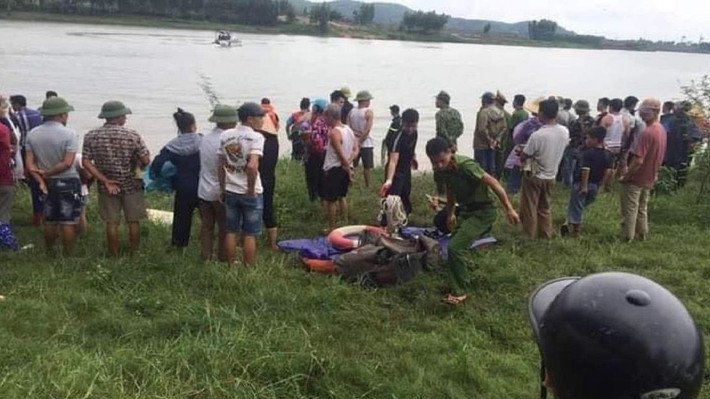 Tài xế liều mình nhảy sông cứu cô gái trẻ cả 2 tử vong: Chiều 20/9/2020, trong lúc chị Dương Thị Th. (SN 1997, trú tại xã Cẩm Lý, huyện Lục Nam, Bắc Giang) điều khiển xe máy chạy trên cầu Cẩm Lý (huyện Lục Nam) thì bất ngờ mất lái lao rồi vào lan can cầu, người bị ngã xuống sông.