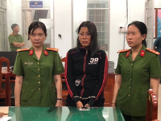 Cho vay lãi nặng 720%/năm ở Trà Vinh: Ngày 5/10, Công an tỉnh Trà Vinh đã khởi tố bị can, bắt tạm giam và khám xét nơi ở đối với Dương Ngọc Hân (41 tuổi, ngụ khóm 2, phường 5, TP Trà Vinh) để điều tra về hành vi cho vay lãi nặng trong giao dịch dân sự. Hân cùng chồng là Ngô Thanh Phong (38 tuổi, ngụ cùng địa chỉ) cho vay với lãi suất 2%/ngày, 60%/tháng và 720%/năm. Quá trình xác minh, cơ quan công an xác định được 7 người vay tiền của Hân với tổng số tiền 1 tỷ 125 triệu đồng và đã đóng lãi 920 triệu đồng. Vợ chồng Hân đã thu lợi bất chính số tiền 308 triệu đồng (số tiền thu lãi chênh lệch so với lãi suất quy định của Nhà nước).