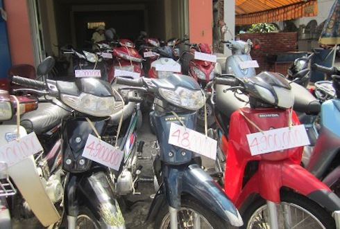 Một tổ công tác về Hải Dương gặp gỡ chủ xe, người này cho biết đã bán từ lâu, chiếc xe này phải đi qua rất nhiều "đời" chủ rồi. Tổ công tác quay về Hà Nội, nơi chiếc xe được bán đi bởi một cửa hành chuyên kinh doanh xe cũ. Chủ cửa hàng là người cẩn thận, dù bán đã lâu nhưng những thông tin về tài khoản, địa chỉ của người mua chiếc xe này vẫn được lưu giữ. (Ảnh minh họa, nguồn internet)