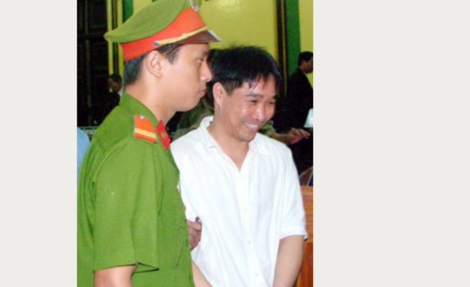 Bình “Kiểm” lãnh 28 năm tù về 2 tội danh trên. Các đàn em cũng lãnh từ 18 – 23 năm tù.
