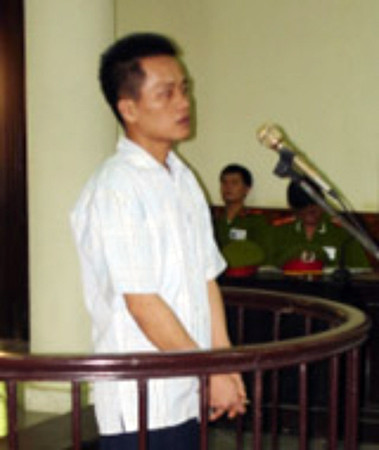 Sau khi đã hạ sát cha nuôi rồi chôn xuống nền khu vệ sinh, Tùng vẫn hàng ngày đi về, ăn ngủ tại ngôi nhà như không có chuyện gì xảy ra. Đến cuối tháng 10/2002, chủ nhà phát hiện Tùng sử dụng ma túy nên đã tống cổ hắn đi. Tùng đành trở về Quảng Ninh. Khi bị bắt, Tùng đã cưới vợ và có con 6 tháng tuổi. Ngày 16/8/2005, Toà án nhân dân TP Hà Nội đã mở phiên toà xét xử vụ án giết người cướp tài sản của Trần Thanh Tùng. Hội đồng xét xử đã tuyên phạt bị cáo Trần Thanh Tùng tử hình về tội “Giết người”, 5 năm tù về tội “Cướp tài sản” - hình phạt tổng hợp là tử hình. Người vợ trẻ của Tùng đã ngất ngay khi án tử hình được tuyên.