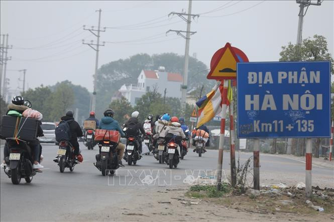Năm 1997, Tùng từ Quảng Ninh lên Hà Nội làm thợ hàn và thuê ngôi nhà của gia đình ông Khanh. Cũng tại Hà Nội, Tùng nhanh chóng kết thân với ông Vũ Xuân Trường, người làm cùng công ty với Tùng và được ông Trường nhận là “con nuôi”. Một năm sau, cả hai rời công ty nhưng vẫn giữ mối quan hệ thân tình. (Ảnh minh họa, nguồn TTXVN)