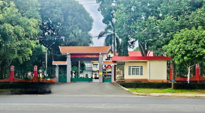 Phó trưởng khoa Trường Chính trị Đắk Lắk bị khởi tố vì đánh bạc: Sáng 29/7, một lãnh đạo Trường Chính trị tỉnh Đắk Lắk xác nhận, đơn vị đã tạm đình chỉ công tác đối với ông N.V.K. (45 tuổi, Phó trưởng khoa Xây dựng Đảng của trường) do có liên quan đến vụ án đang được cơ quan công an điều tra. Trước đó, Công an TP Buôn Ma Thuột đã khởi tố vụ án và khởi tố bị can đối với ông K. để điều tra về tội đánh bạc. Ông K. được xác định có tham gia đánh bạc dưới hình thức chơi xóc đĩa, tính thắng thua bằng tiền. (Ảnh: SGGP)