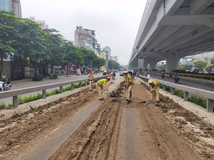 Sáng cùng ngày, trao đổi với Báo Tri thức và Cuộc sống, chỉ huy Đội 6, Phòng CSGT Công an Hà Nội cho hay đơn vị đang phối hợp với Công an quận Bắc Từ Liêm để rà soát đồng thời trích xuất camera, truy tìm chiếc xe gây ra tình trạng trên.