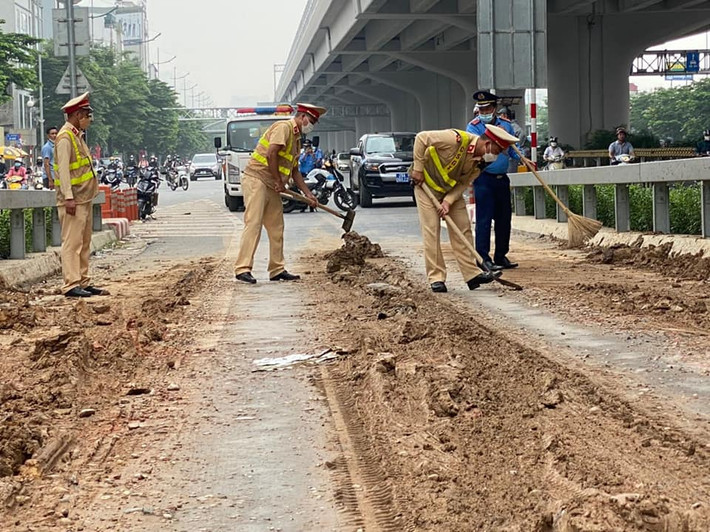 Cơ quan chức năng cũng nhận định nguyên nhân ban đầu là xe chở vật liệu từ công trường gặp sự cố ở thùng hàng.
