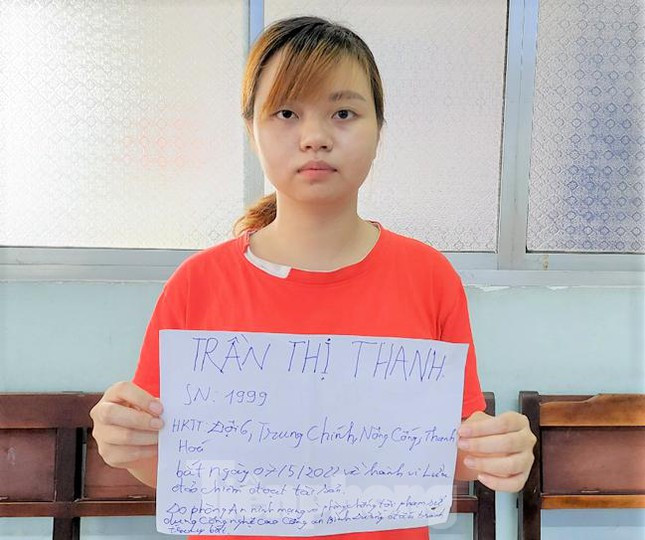 "Nữ quái" giả trai lừa tình em, chiếm tiền tỷ của anh: Thông qua ứng dụng hẹn hò, Trần Thị Thanh (SN 1999, quê Thanh Hóa) giả làm con trai, tự xưng là "Hoàng Dương" ngỏ lời yêu đương và mượn tiền chị V., sau đó mượn tiền anh P. (anh trai của chị V.) ở Bình Dương lừa đảo chiếm đoạt hàng tỷ đồng của 2 bị hại. Ngày 8/6, Công an Bình Dương cho biết đang tạm giữ Thanh để điều tra, làm rõ.