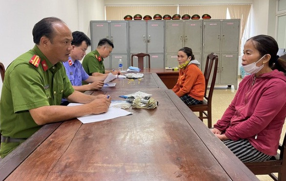 Rủ nhau đi trộm nữ trang và đô la, hai nữ quái bị tóm gọn: Biết một phụ nữ ở phường Thuận Lộc, TP Huế, tỉnh Thừa Thiên Huế ở một mình và có nhiều tài sản nên Lê Thị Trơi (SN 1965) và Lê Thị Phương Mai (SN 1971, đều ở TP Huế) bàn bạc thống nhất và dàn cảnh để vào nhà trộm cắp nhiều dây chuyền, lắc vàng, bông tai, nhẫn và 20.300 đô la Mỹ của người phụ nữ này. Ngày 8/6, Công an tỉnh Thừa Thiên Huế cho biết đang điều tra làm rõ.