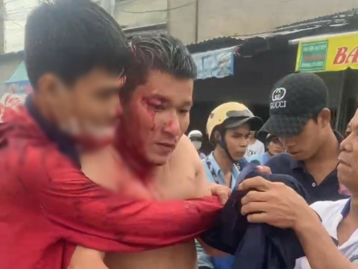 Án mạng từ món nợ 32 triệu đồng: Ngày 23/7, Trương Văn Dã rủ thêm Nguyễn Văn Trí (SN 1993, anh rể của Dã) và Trương Hoàng Vũ (SN 1994, anh ruột của Dã; cùng quê Đồng Tháp) đến cổng công ty trên địa bàn Hội Nghĩa, TP Tân Uyên. tỉnh Bình Dương để tìm Mai Văn Mơ (SN 1998, quê TP Cần Thơ) để đòi 32 triệu đồng. Trong lúc nói chuyện, hai bên xảy ra xô xát đánh nhau. Mơ rút dao bấm mang theo trong người đâm Trương Hoàng Vũ gục tại chỗ. Vũ được mọi người đưa đi cấp cứu nhưng đã tử vong.