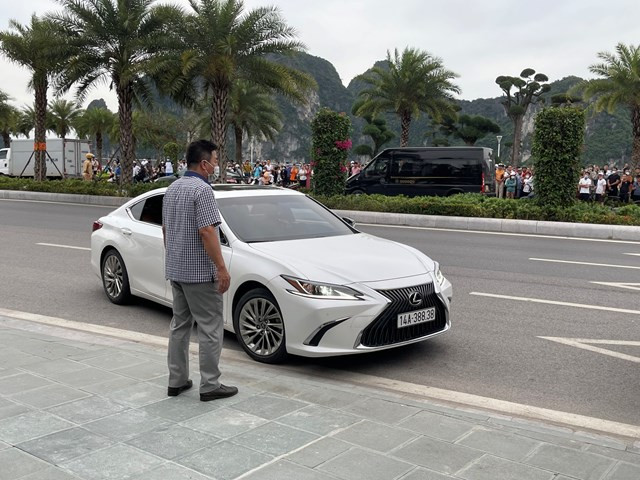 Xe Lexus ES 300 màu trắng lăn bánh lên xe nâng của lực lượng chức năng để đem đi điều tra.