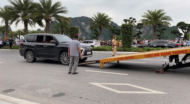 Cùng với quá trình khám xét nhà nguyên Chủ tịch UBND TP Hạ Long Phạm Hồng Hà và thu thập tài liệu, cơ quan chức năng đã dán niêm phong và đưa 4 chiếc xe sang của gia đình ông Hà đi để phục vụ công tác điều tra. (Đây là chiếc xe đắt nhất trong dàn xế hộp của ông Phạm Hồng Hà)