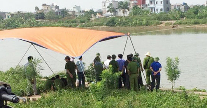 Khi tiến hành khám nghiệm, Công an Thanh Hóa gặp nhiều khó khăn. Do phần nội tạng đã phân hủy hết nên các dấu vết để xác định nạn nhân tử vong vì ngạt hay vì nguyên nhân khác là rất khó. Duy chỉ có một điều chắc chắn là nạn nhân đã bị sát hại. Trong bao tải, ngoài thi thể nạn nhân xấu số, công an không thu giữ được bất cứ giấy tờ tùy thân nào. Do xác chết đã phân hủy nên cũng chẳng thể nhận diện bằng mắt thường. Kết quả giám định cho thấy, nạn nhân này tuổi đời còn rất trẻ, khoảng sinh từ năm 2000 trở ra. (Ảnh minh họa, nguồn Internet)