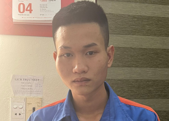 Bực tức vì đòi tiền không được, Hoàng lập một tài khoản mạng xã hội giả với "thân phận" nữ giới rồi nhắn tin làm quen T. Thấy T. "cắn câu", ngày 25/5 Hoàng nhờ T. qua phường Quảng Thanh đón mình, địa điểm chính là tại nhà Hoàng. Không nghi ngờ, T. đi xe máy tới điểm hẹn. Lúc này, Hoàng nhanh tay chốt cửa khiến T. sửng sốt. Trong lúc đòi tiền, Hoàng dùng bình nước đánh nhiều nhát vào đầu làm T. ngã xuống đất, lịm đi.