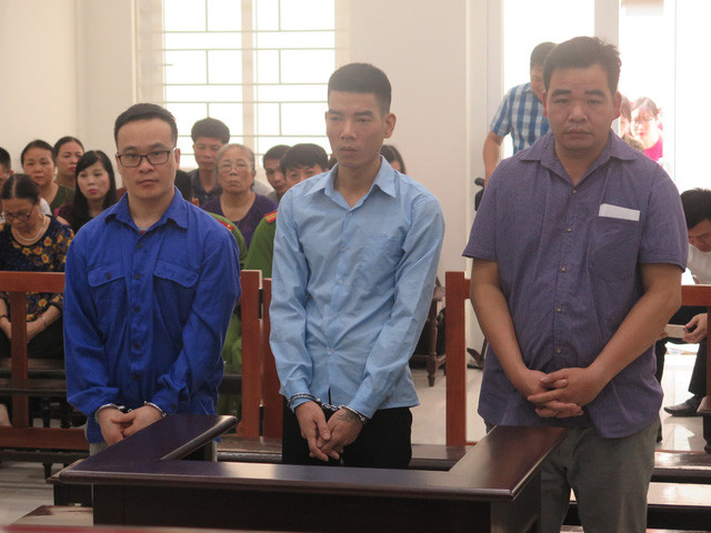 Thông tin ở các trang sau trong hồ sơ bệnh án, Phong đưa một bệnh nhân đi làm các xét nghiệm, rồi lấy kết quả đưa vào hồ sơ bệnh án của Tùng... Hoàn thiện hồ sơ, Phong đưa bệnh án giả của Tùng cho nhân viên hành chính nhập số hiệu, vào sổ y lệnh, sổ theo dõi thuốc, sổ theo dõi ra vào viện. Phong còn viết vào hồ sơ: "Gia đình xin cho bệnh nhân ra viện. Hiện bệnh tạm ổn định. Giải quyết cho bệnh nhân ra viện".