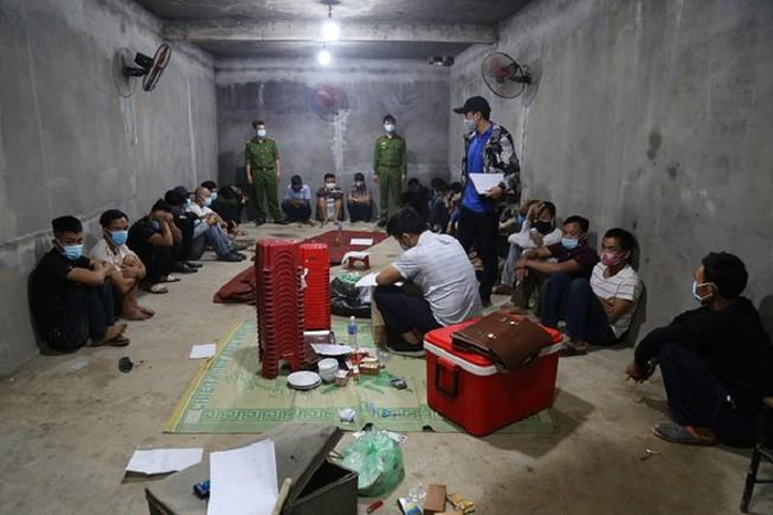 Xây hầm bí mật để đánh bạc giữa đại dịch COVID-19: Ngày 16/4, Công an huyện Sông Lô (Vĩnh Phúc) cho biết vừa triệt phá một ổ nhóm cờ bạc có thủ đoạn hết sức tinh vi. Địa điểm đánh bạc là một căn hầm bí mật được xây giữa khu đồi vắng, ngụy trang kín mít bằng đất đồi, tại địa bàn xã Đồng Thịnh, huyện Sông Lô. Bên trong căn hầm có khu vệ sinh để những người đánh bạc khi đã vào bên trong thì tuyệt đối không được ra ngoài trong thời gian đánh bạc.