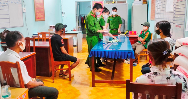 Tụ tập đánh bạc trong mùa cách ly xã hội phòng dịch COVID-19: Ngày 15/4, Công an thị trấn Gành Hào, huyện Đông Hải, tỉnh Bạc Liêu ra quyết định xử phạt vi phạm hành chính 5 người về hành vi đánh bài ăn tiền gồm: Nguyễn Thanh Tâm (40 tuổi), Hứa Thị Nhi (40 tuổi), Lư Kim Nương (35 tuổi), Đỗ Văn Khang (19 tuổi) và Hồ Xuân Hiếu (24 tuổi; cùng ở thị trấn Gành Hào, huyện Đông Hải), mỗi người bị phạt với số tiền 1,5 triệu đồng.
