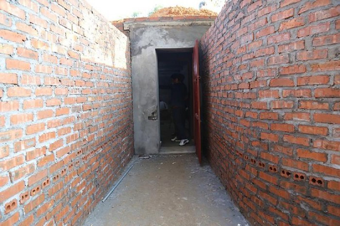 Nhằm tránh sự phát hiện, các con bạc sẽ để phương tiện giao thông rải rác ở nhiều nơi khác nhau, là những khu vườn kín đáo. Đường vào hầm bí mật heo hút với hệ thống cửa ra vào ba lớp kiên cố bằng sắt thép. Tại thời điểm đột kích, công an bắt quả tang 27 người đều là nam giới, trong đó có 24 người trú tại địa bàn huyện Sông Lô, ba người trú tại huyện Lập Thạch đang đánh bạc dưới hình thức xóc đĩa.