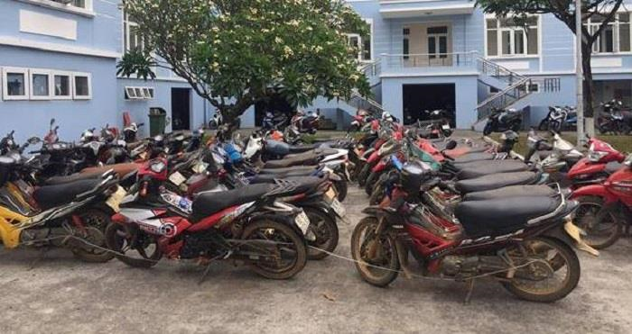 Lợi dụng địa hình rừng núi hiểm trở, khu vực lòng hồ rộng nên các con bạc đua nhau tháo chạy khi phát hiện lực lượng chức năng. Tuy nhiên, công an tổ chức chốt chặn và truy bắt 41 người (trong đó có 10 nữ). Tang vật thu giữ tại hiện trường gồm 400 triệu đồng, 49 xe máy, 6 ô tô...