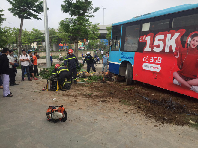 Vị này cho biết thêm, ngay sau khi xảy ra vụ tai nạn, đơn vị đã có mặt bảo vệ hiện trường, đồng thời phối hợp với Công an quận Bắc Từ Liêm điều tra.