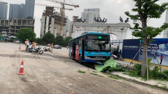 Theo ghi nhận tại hiện trường vụ tai nạn xe buýt đâm tử vong người đi bộ trên vỉa hè (trước cổng khu đô thị Ciputra, Bắc Từ Liêm, Hà Nội) đến gần 11h ngày 8/4, lực lượng cứu hộ đã chuyển chiếc xe gây tai nạn khỏi hiện trường.