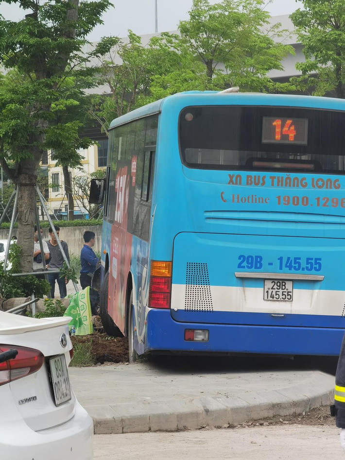 Hiện vụ xe buýt tông chết người đi bộ đang được cơ quan chức năng điều tra, làm rõ.