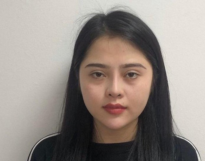 'Hot girl' 22 tuổi mua bán trái phép chất ma tuý: Ngày 8/4, Công an quận Hoàn Kiếm, Hà Nội cho biết, mới đây, trong đi tuần tra tại phường Hàng Bài, lực lượng chức năng phát hiện Nguyễn Thị Hạnh (SN 1999 ở huyện Mê Linh) có biểu hiện nghi vấn. Tiến hành kiểm tra, phát hiện Hạnh có cầm 1 gói giấy ăn bên trong có giấu ma túy.
